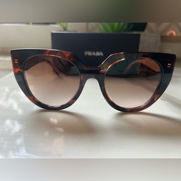 Prada Sunglasses PR 14WS - Picture 4 of 11